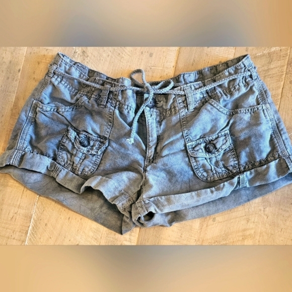 Vintage American Eagle Shorts in Washed Gray. Size 6 - Picture 3 of 10